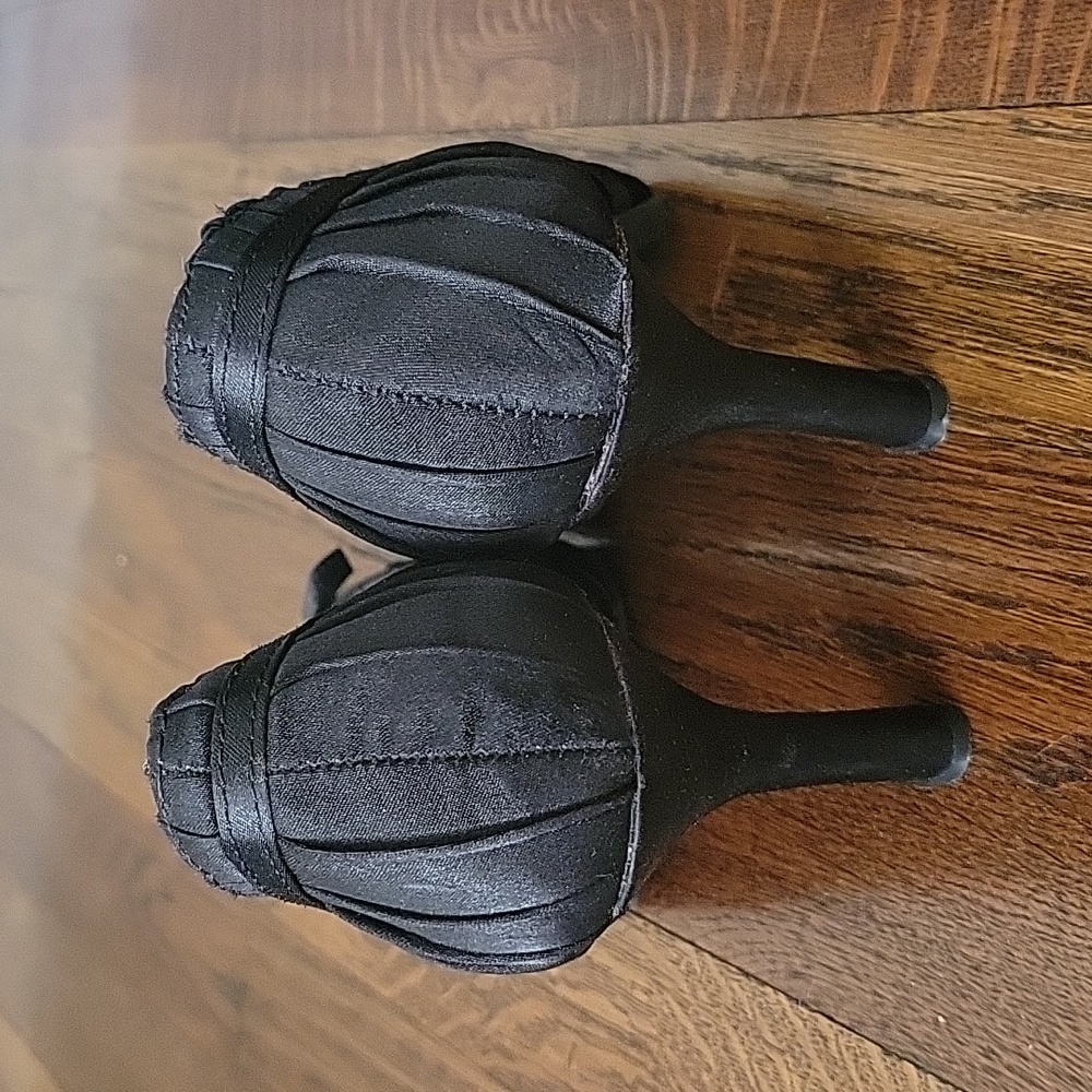 Heels - Picture 3 of 3